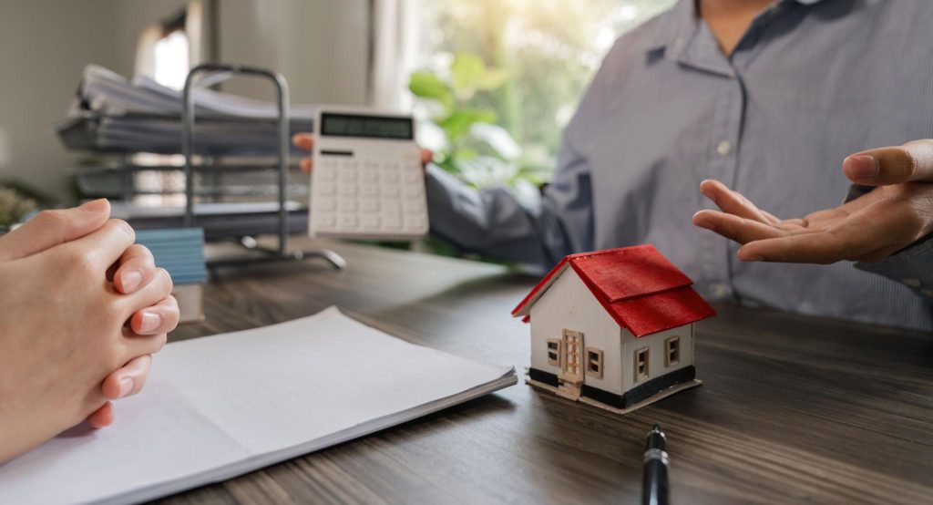 What Is My Home Worth in Lake Minnetonka? Your 2026 Home Valuation Guide 4 real estate agent explaining home valuation